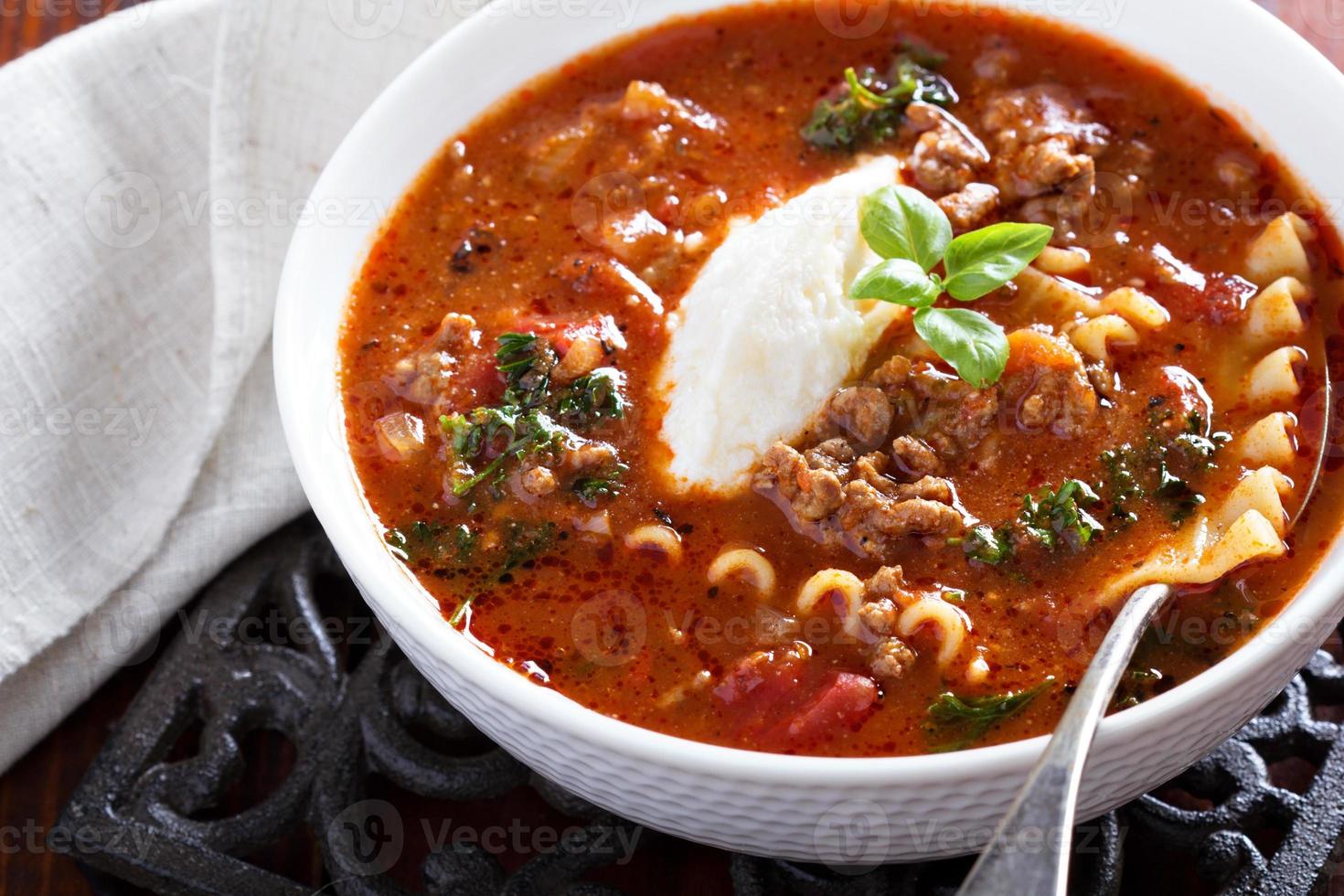 sopa de lasaña con carne molida foto