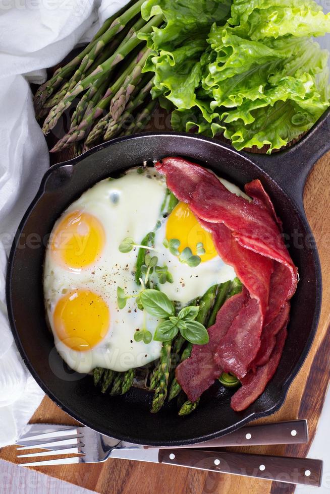 huevos al horno con espárragos y tocino foto