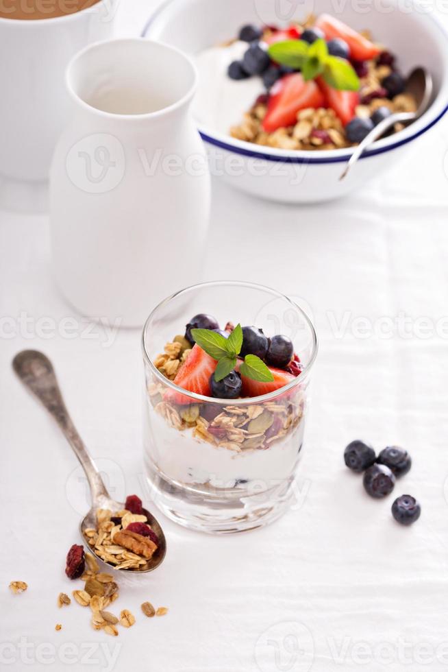 granola con bayas frescas en un tazón azul foto