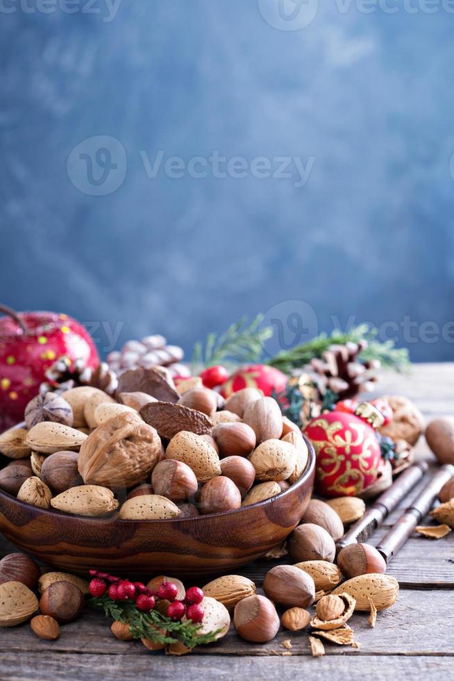 variedad de nueces con cáscara en un tazón foto