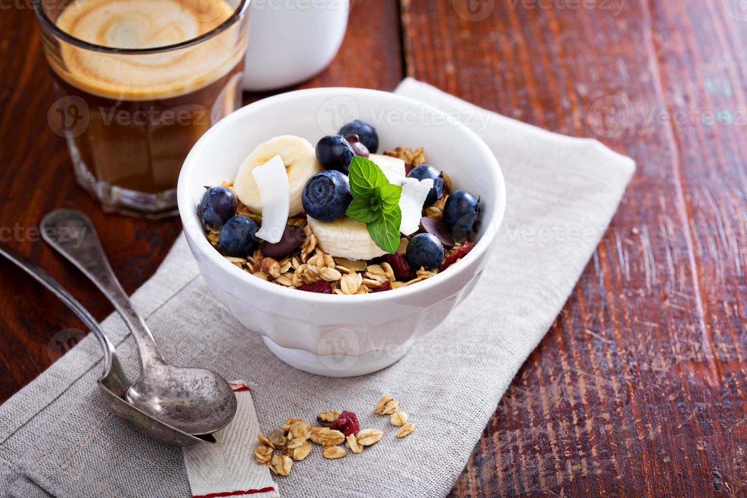 tazón de desayuno con granola casera foto