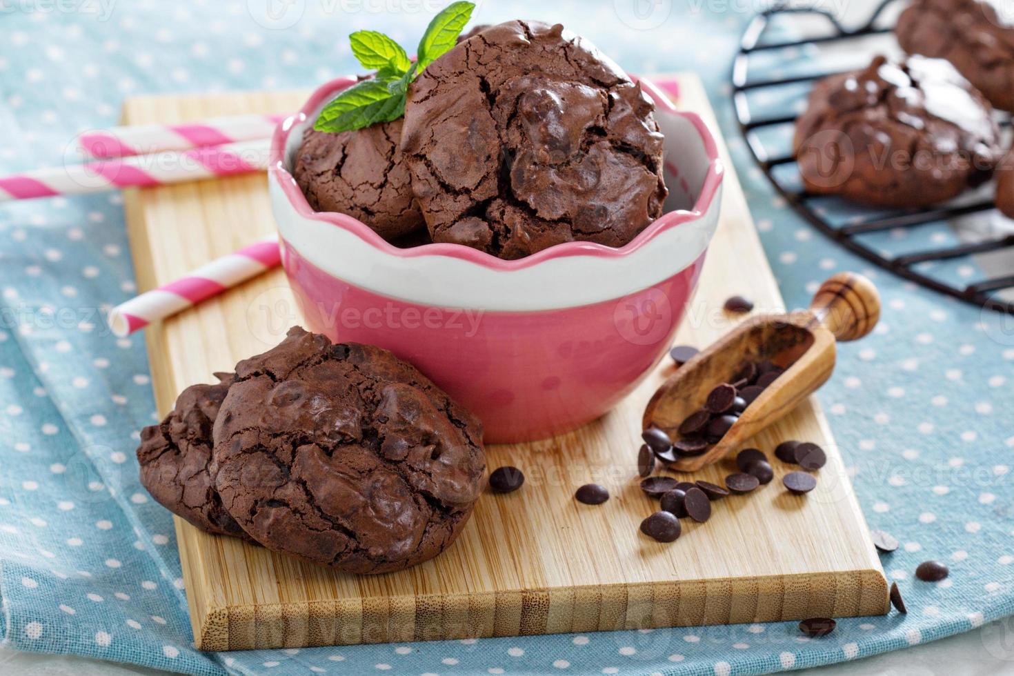 galletas de chocolate en un tazón foto