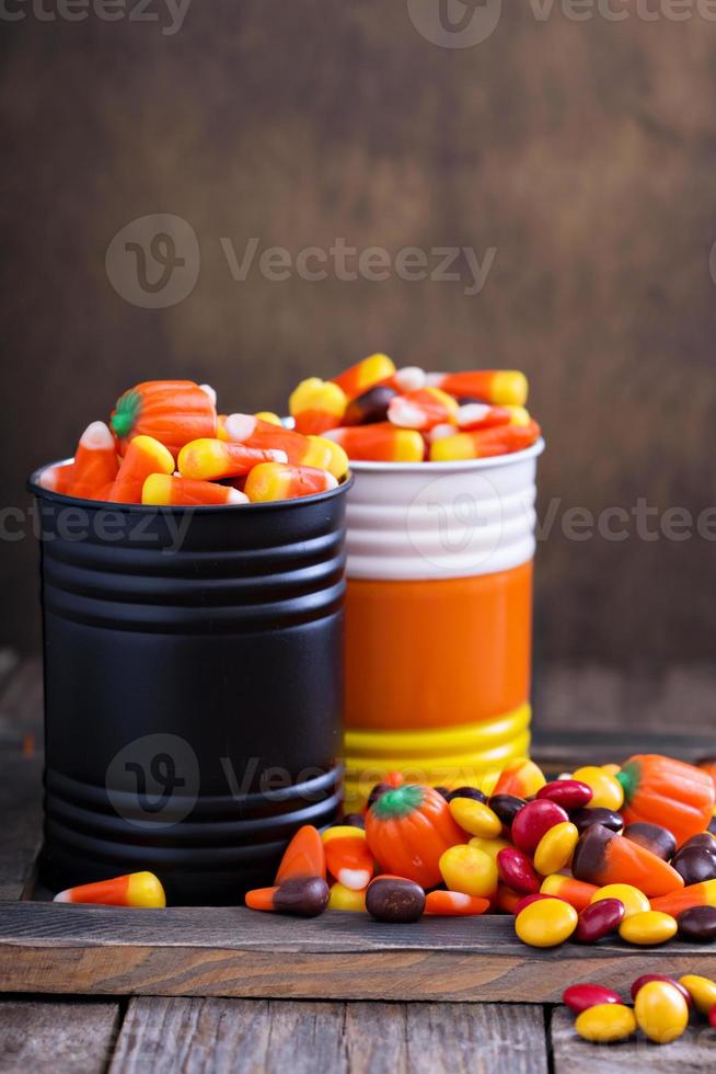 dulces de halloween en latas pequeñas foto