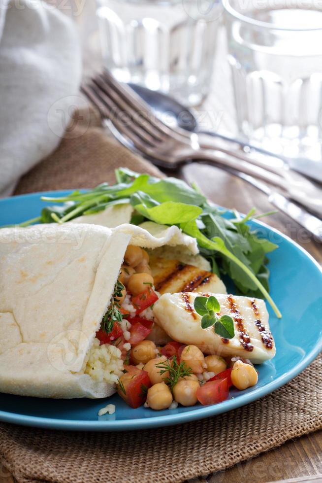 pan de pita con cuscús y garbanzos foto