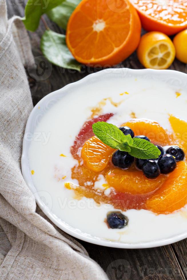 yogur con compota de frutas foto