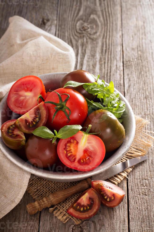 tomates frescos maduros en un bol foto