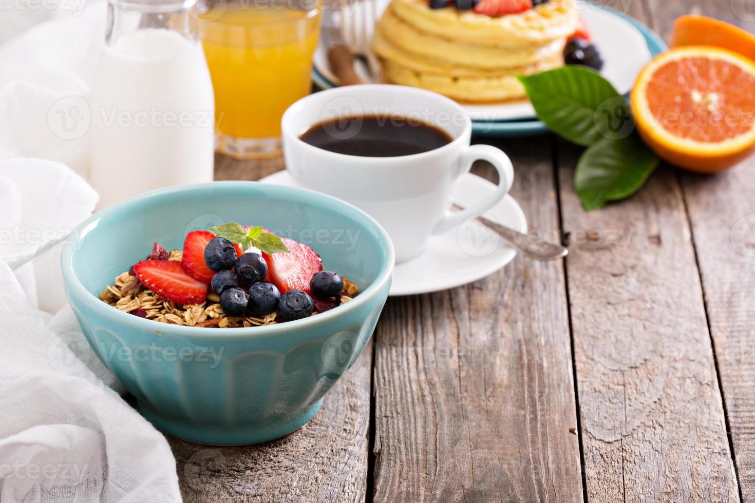tazón de desayuno con granola casera foto
