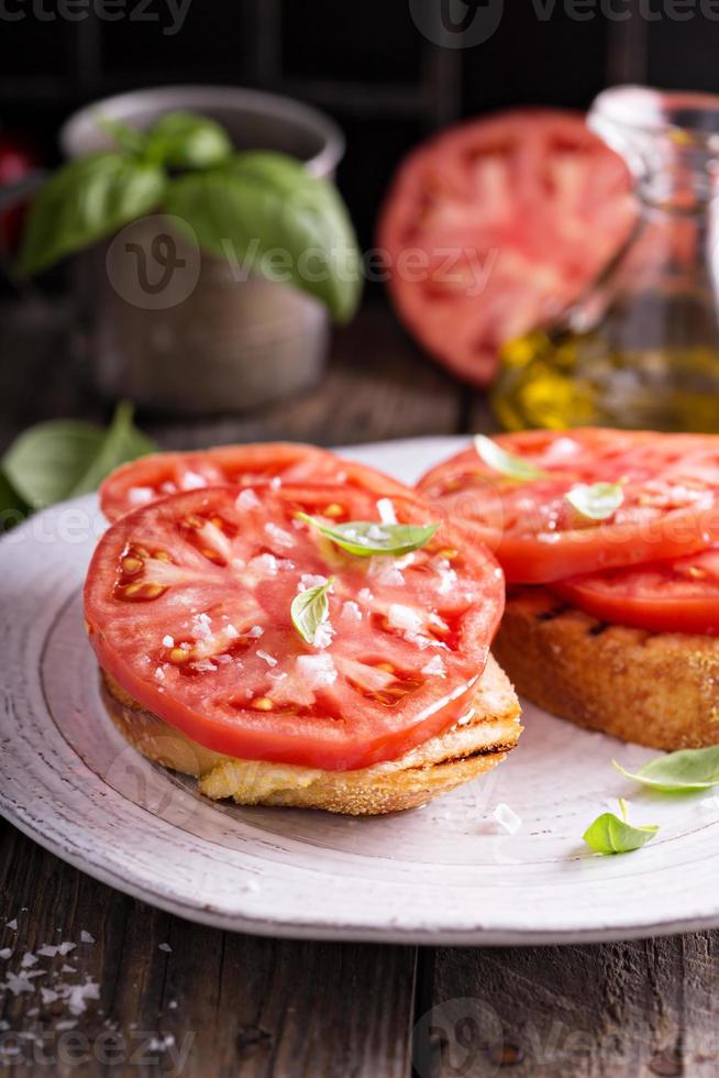 brucchetta con tomate y aceite de oliva foto