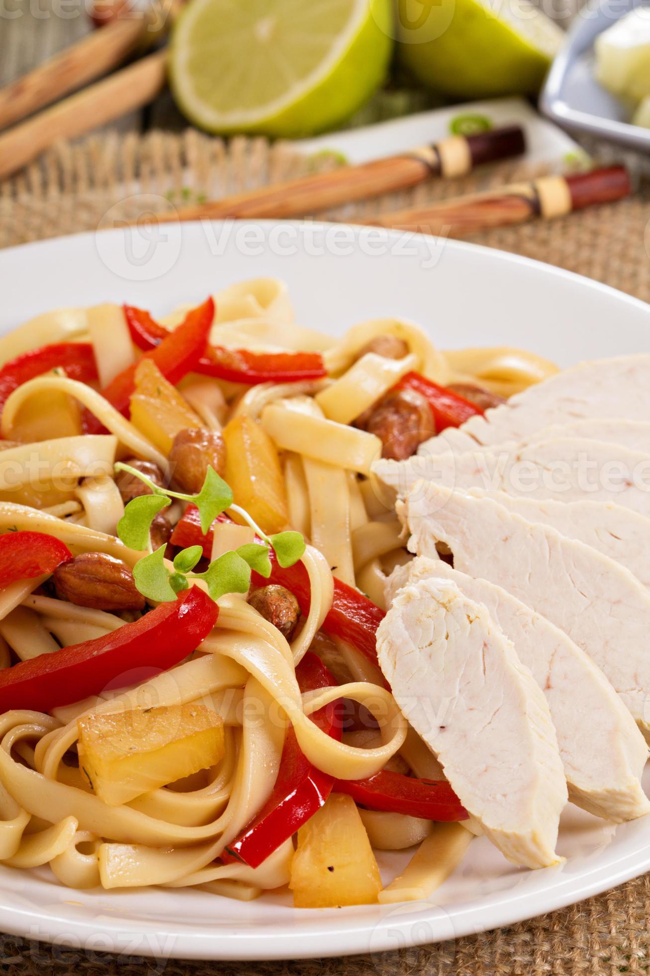 Udon noodles with vegetables and chicken 15705974 Stock Photo at Vecteezy