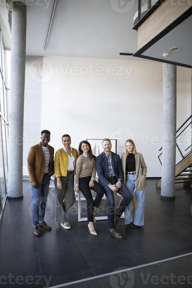 grupo de empresarios positivos parados juntos en la oficina foto