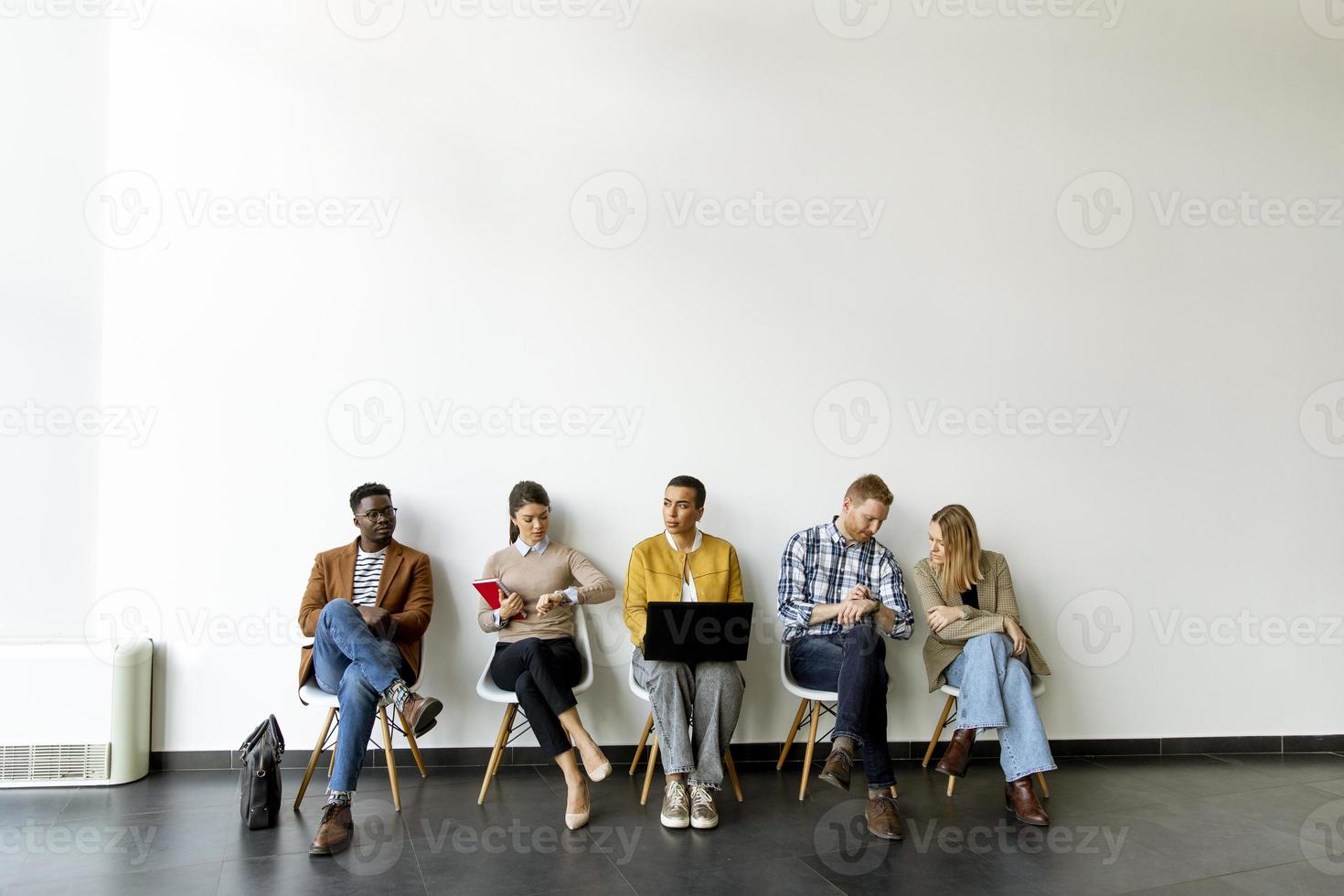 grupo de personas aburridas esperando la entrevista de trabajo foto