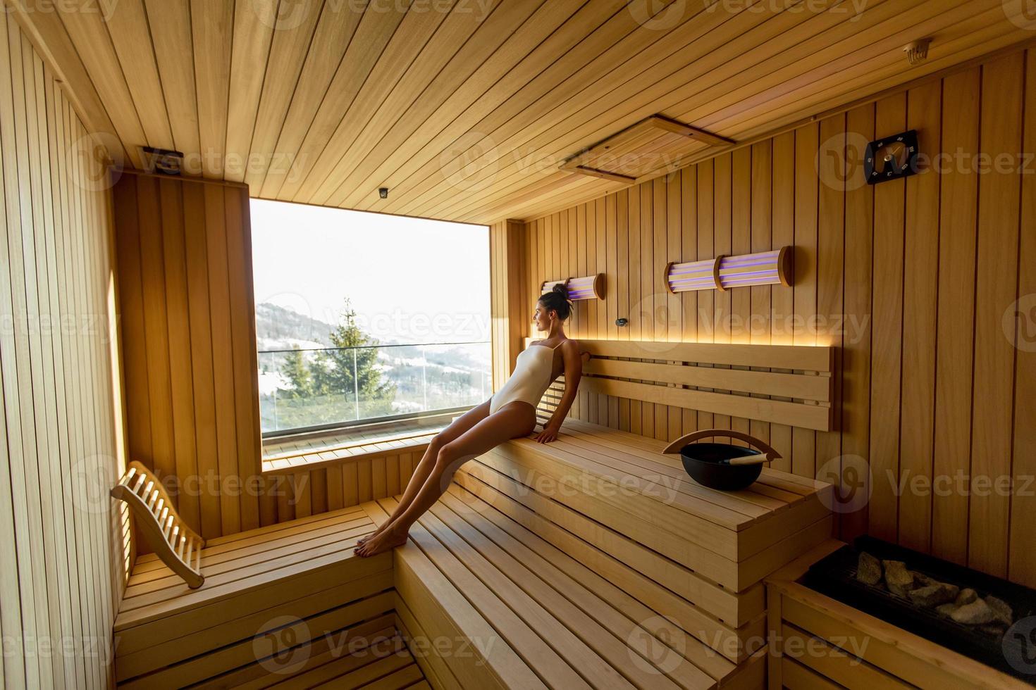 mujer joven relajándose en la sauna foto