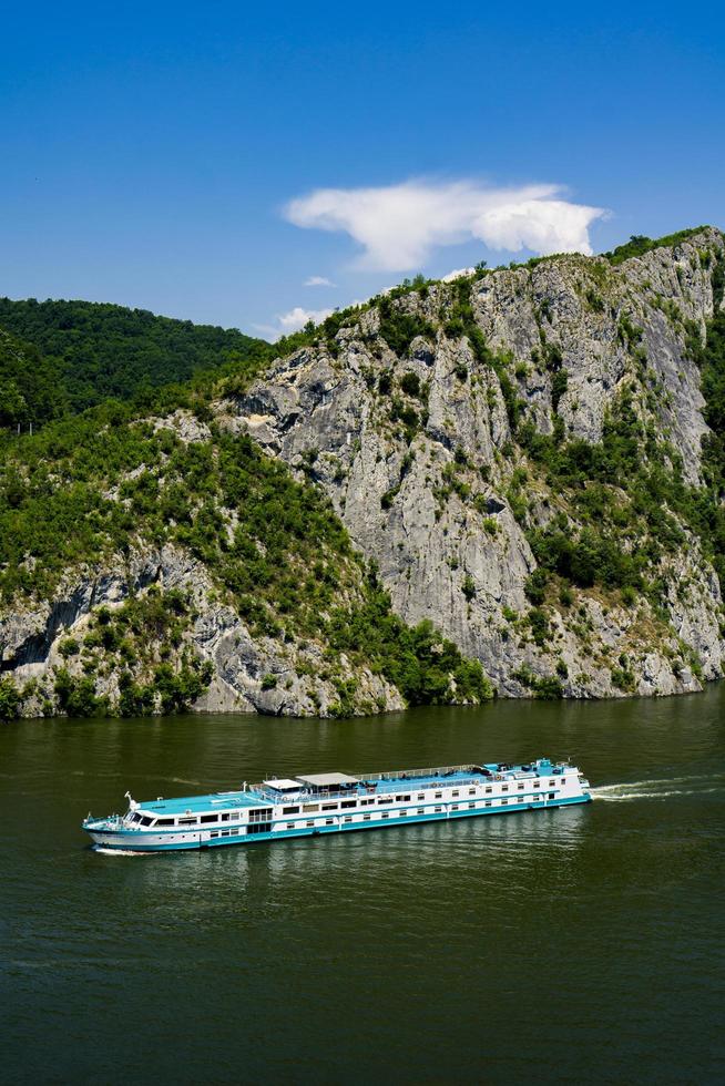 danubio, serbia, 2022 - der kleine prinz el crucero por el río principito en la garganta del danubio en serbia. El barco fue construido en la década de 1990, tiene capacidad para 90 pasajeros y navega bajo la bandera de Alemania. foto