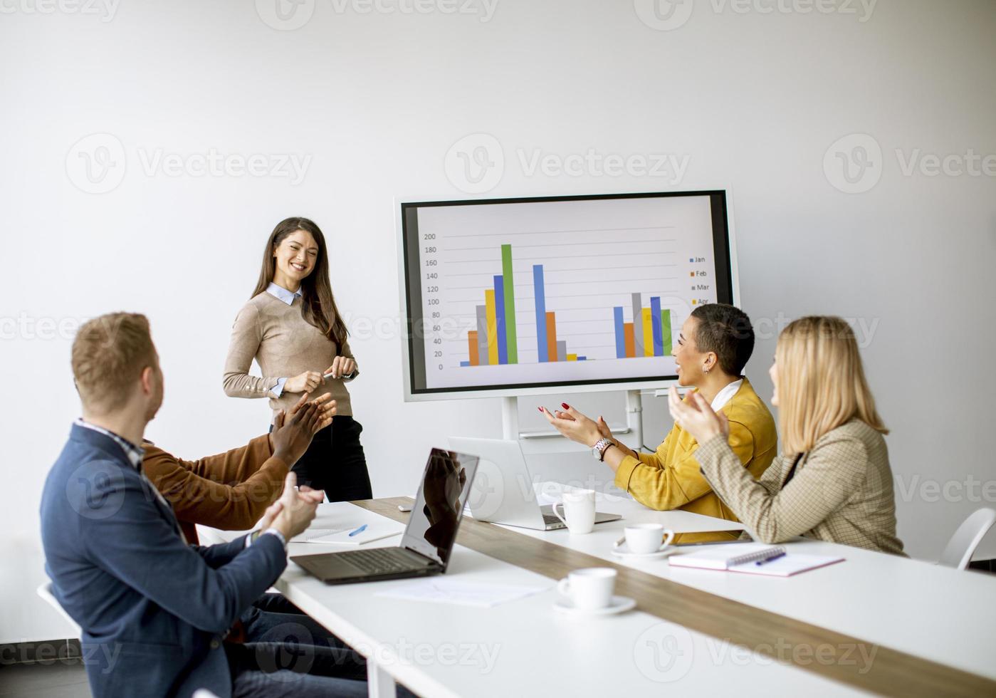 grupo de empresarios multiétnicos trabajando juntos y preparando un nuevo proyecto en una reunión en el cargo foto