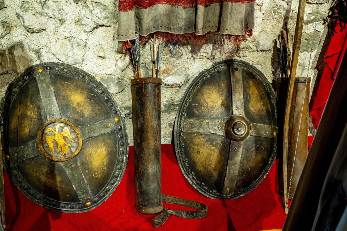 golubac, serbia, 2021 - equipo militar medieval serbio tradicional en exposición nemanjici - nacido del reino por petar djinovic. nemanjic fue la dinastía más importante de serbia en la edad media foto