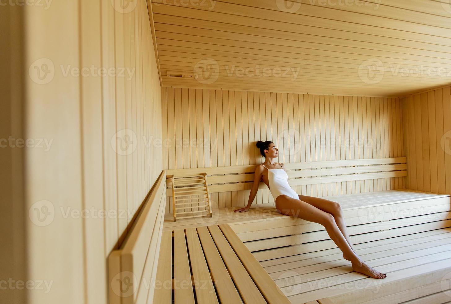 mujer joven relajándose en la sauna foto