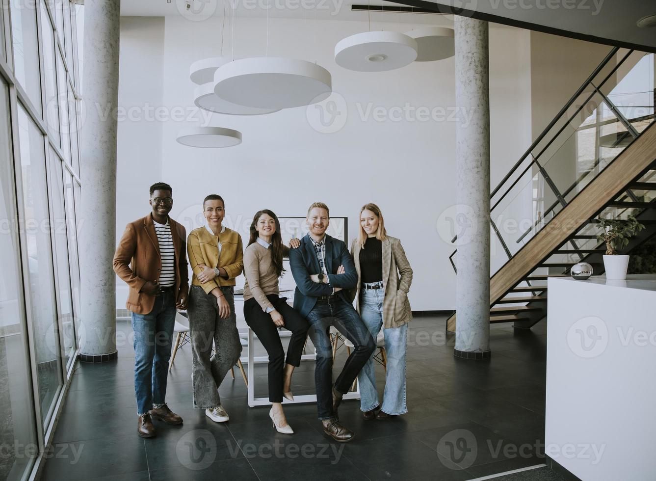 grupo de empresarios positivos parados juntos en la oficina foto