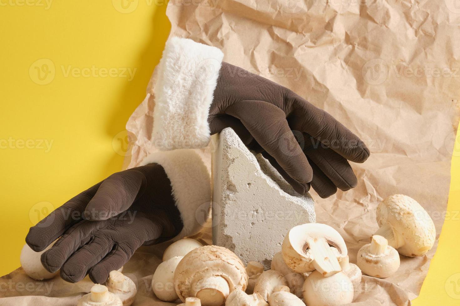 guantes y champiñones sobre un fondo amarillo, concepto de cuero vegano foto