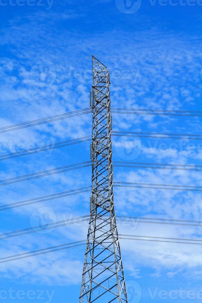 los postes de alto voltaje diseñados por ingenieros para plantas industriales y energía doméstica de consumo en un fondo de cielo azul y cálido es tecnología moderna e industrial moderna y peligrosa, por favor no se acerque. foto