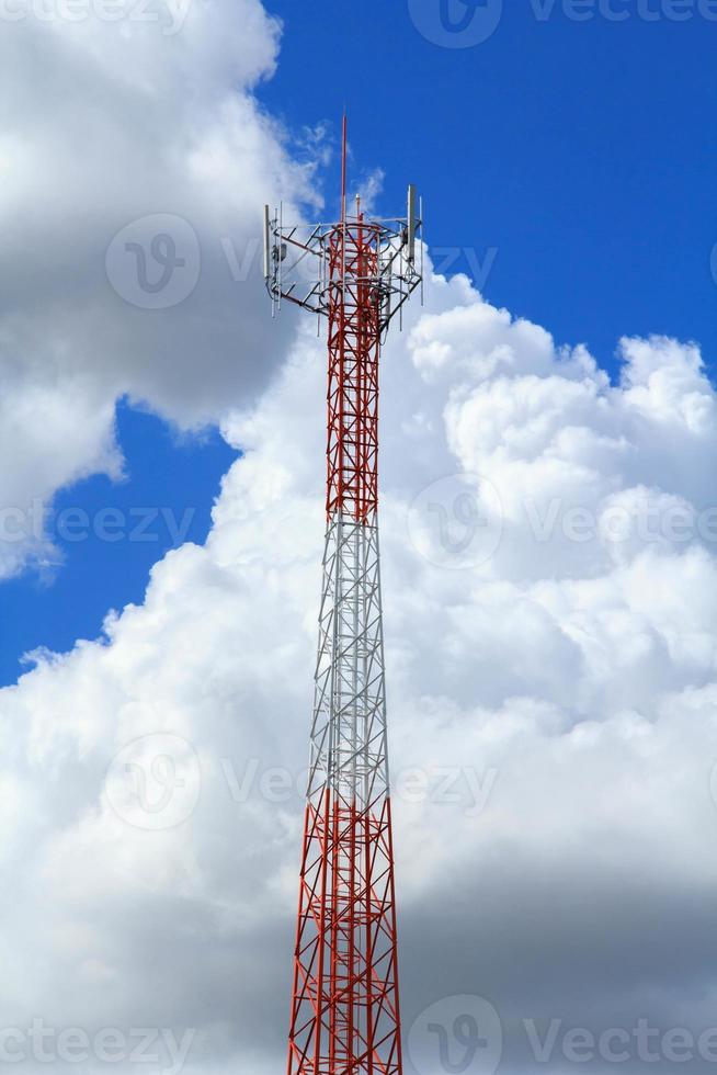 los postes telefónicos altos están listos para distribuir señales telefónicas e Internet para que el público las aproveche al máximo en el contexto del hermoso cielo natural de la tarde, blanco y azul. foto