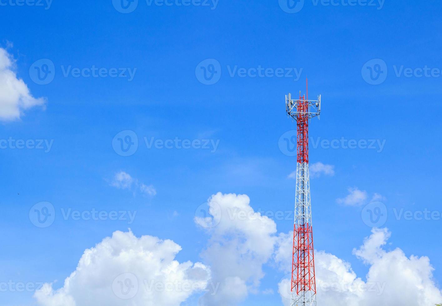 los postes telefónicos altos están listos para distribuir señales telefónicas e Internet para que el público las aproveche al máximo en el contexto del hermoso cielo natural de la tarde, blanco y azul. foto