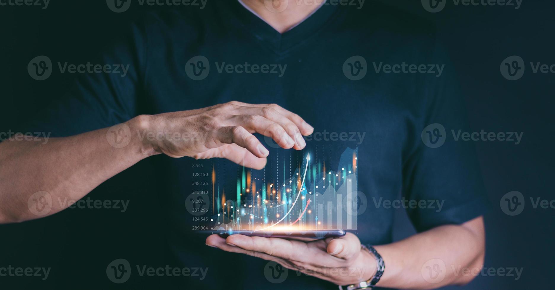 la mano del hombre de negocios o comerciante muestra un stock de holograma virtual en crecimiento en el teléfono inteligente, invierte en el comercio. planificación y estrategia, mercado de valores, crecimiento empresarial, progreso o concepto de éxito. foto