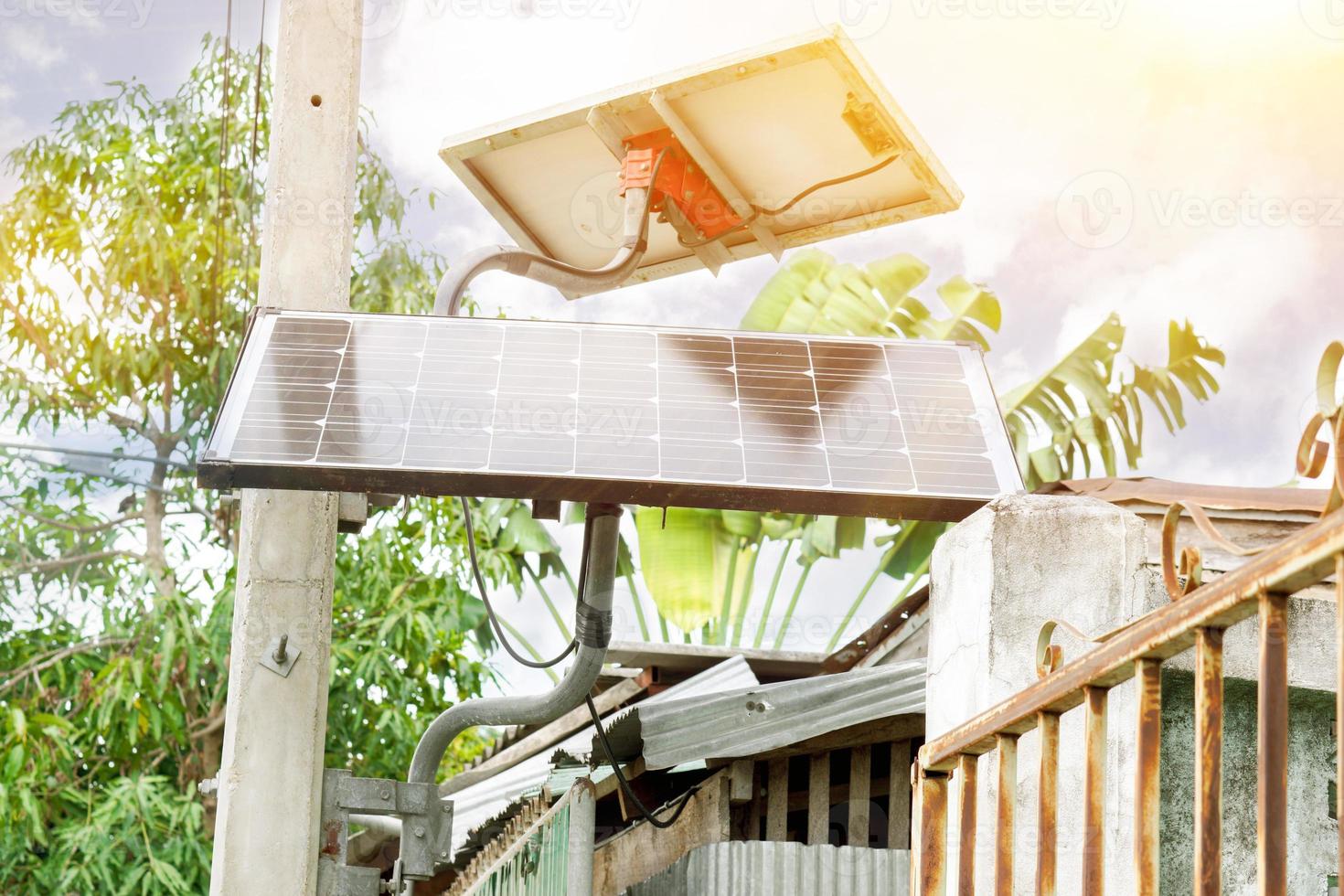 Paneles solares para uso doméstico. en la actualidad, la gente en tailandia está interesada en la tecnología para ahorrar electricidad en el hogar mediante el uso de células solares para usar más. foto