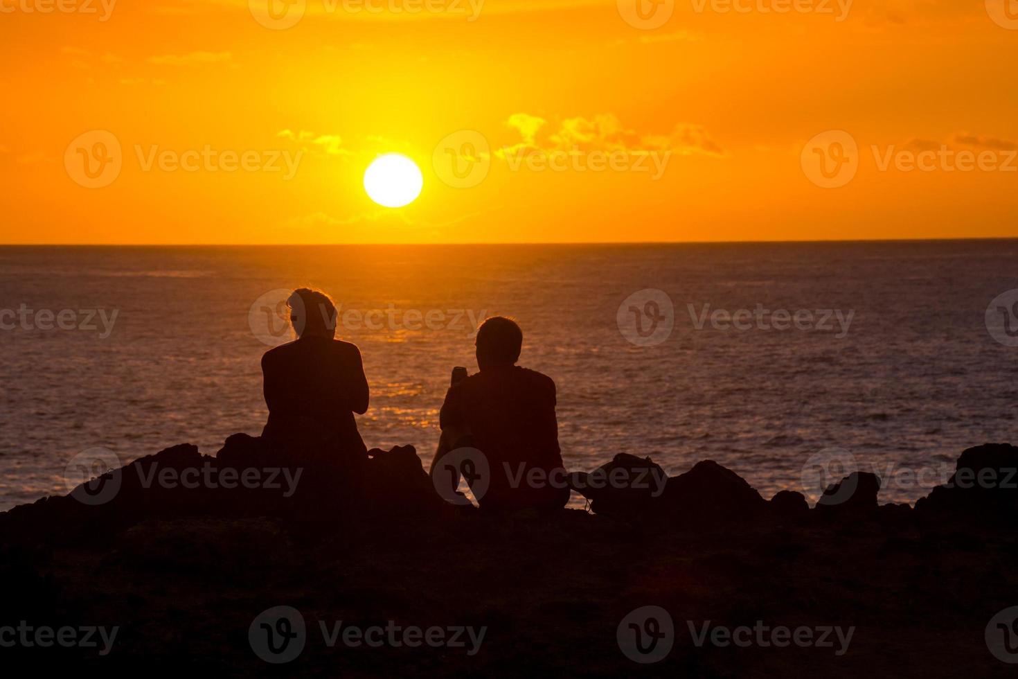 puesta de sol sobre el océano foto