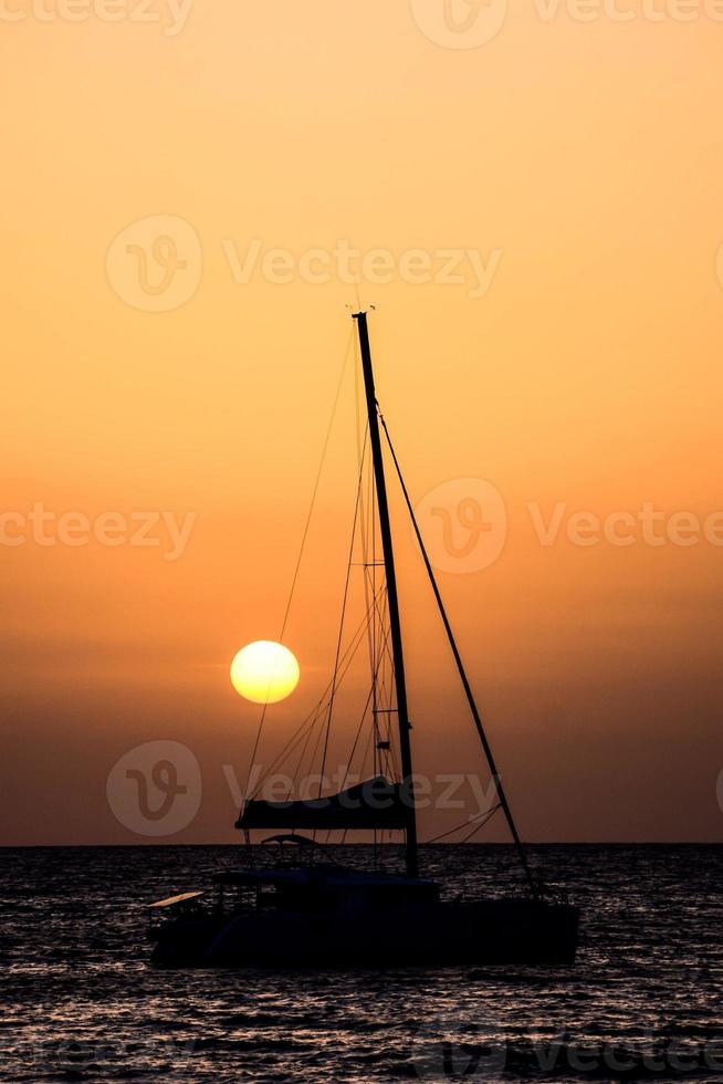 puesta de sol sobre el océano foto