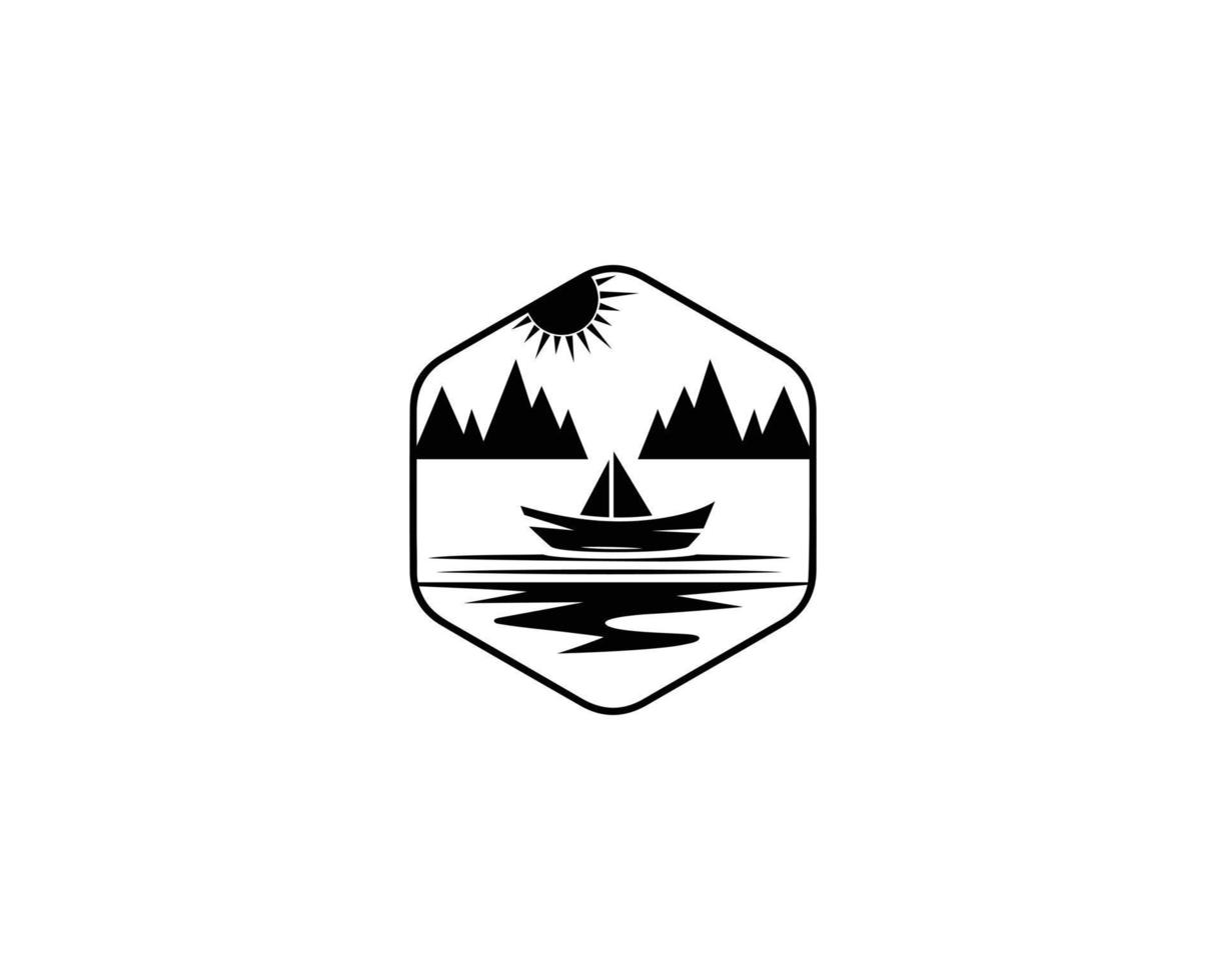 diseño de logotipo de paisaje de montaña, río, barco, puesta de sol y playa con icono de vector de símbolo de lago marino.