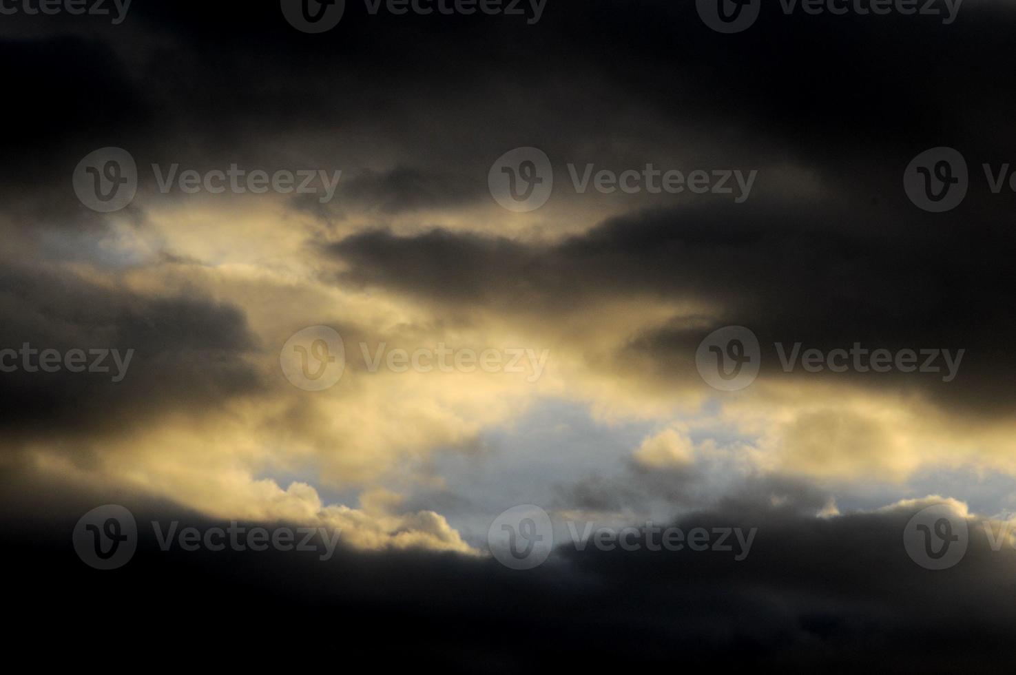 nubes de colores al atardecer foto