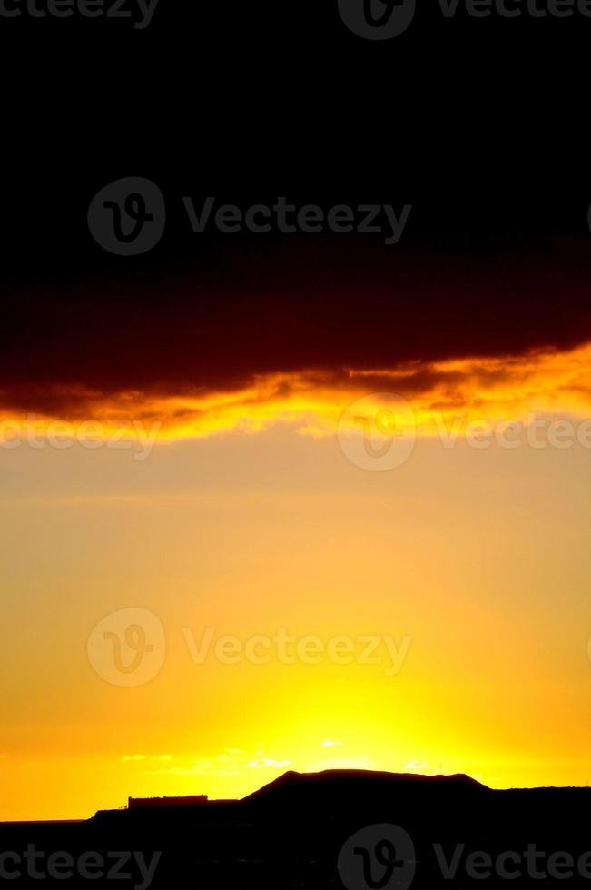 nubes de colores al atardecer foto