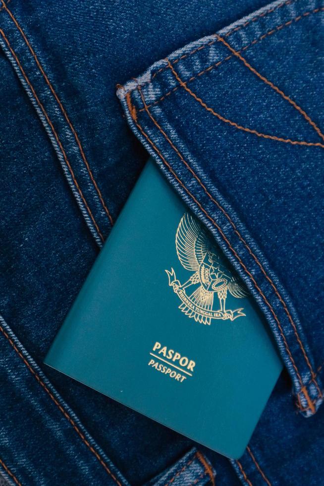 un pasaporte de ciudadanía indonesia en un bolsillo de jeans. foto