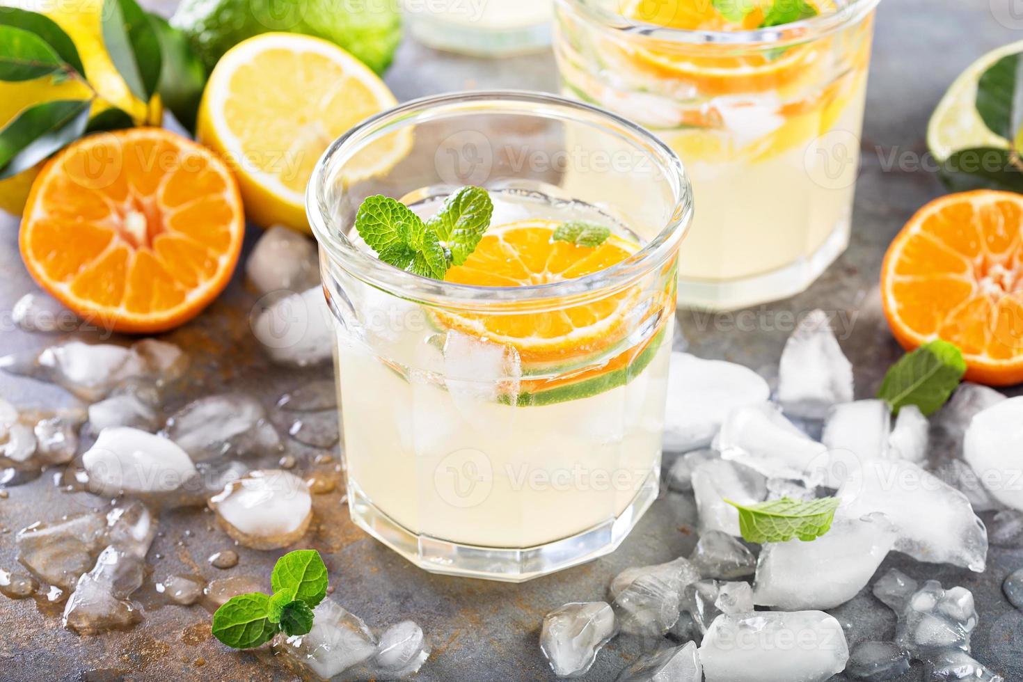 limonada de cítricos en vasos foto