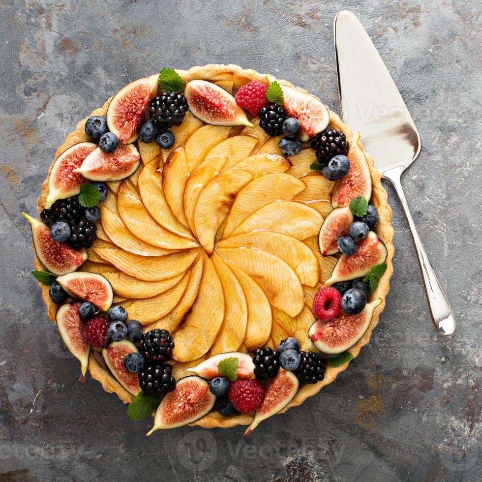 tarta de manzana francesa decorada con bayas foto