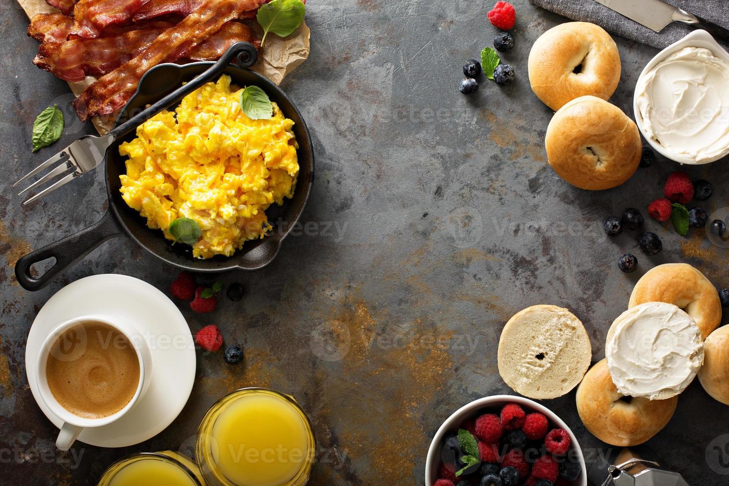 gran desayuno con tocino y huevos revueltos foto