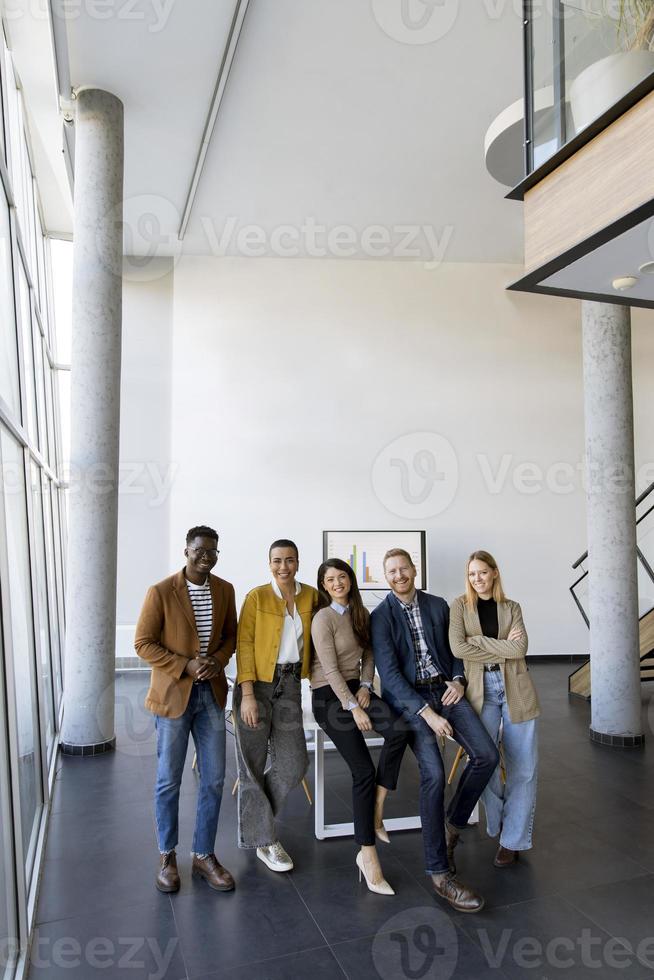 grupo de empresarios positivos parados juntos en la oficina foto