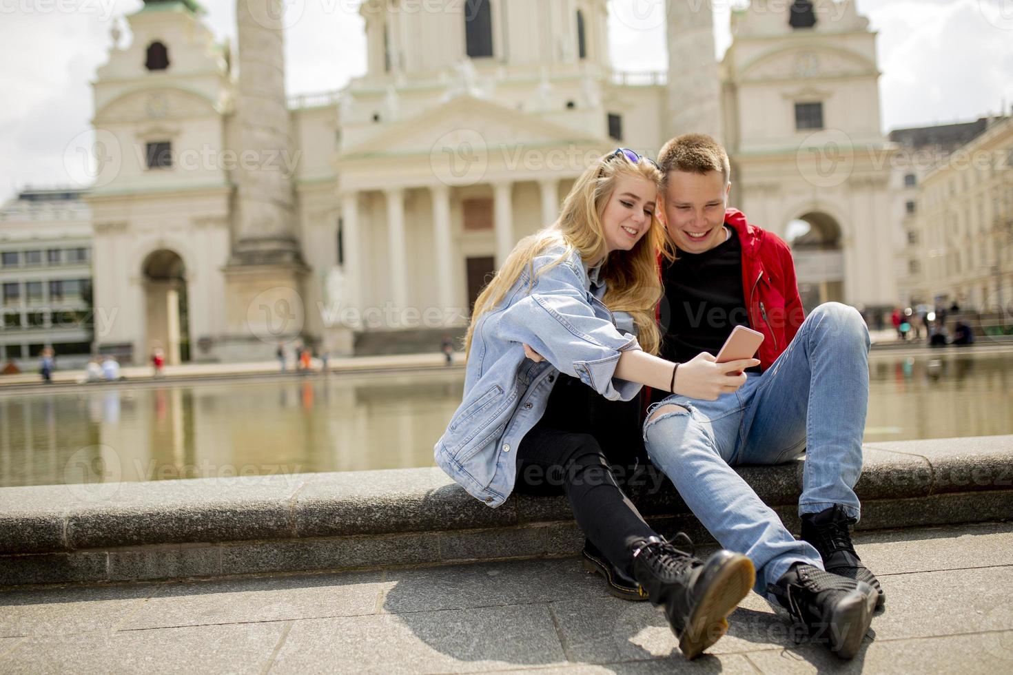 pareja joven tomando selfie en viena, austria foto