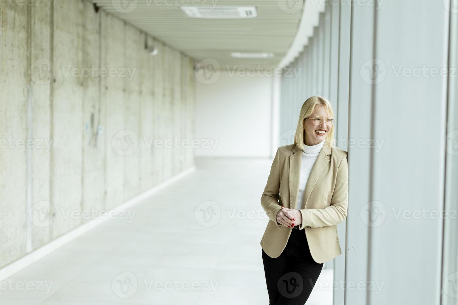 mujer de negocios de pie en el pasillo de la oficina foto