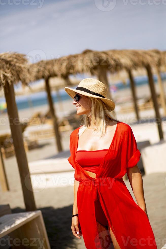 mujer joven, en, vestido rojo, en, un, playa, en, verano 15742960 Foto de stock en