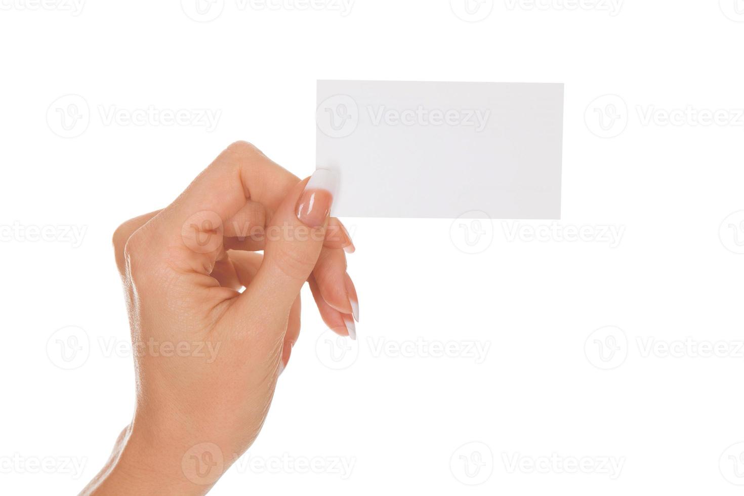 mano de mujer sosteniendo una tarjeta vacía, fondo blanco foto