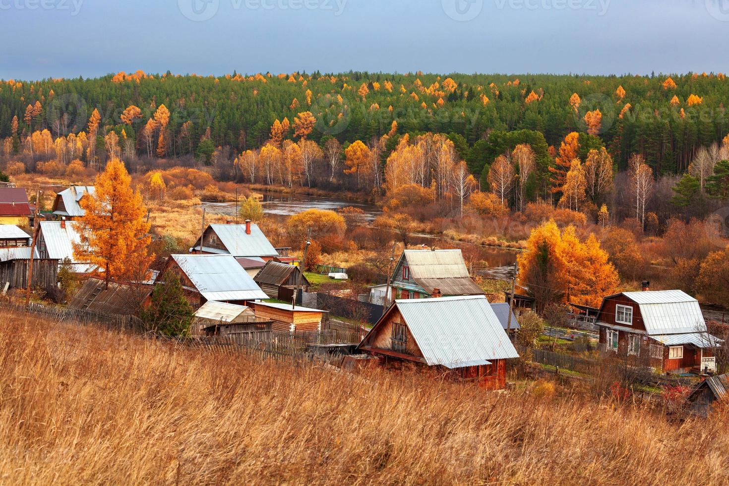 pequeño pueblo en la orilla de un río. campo ruso foto