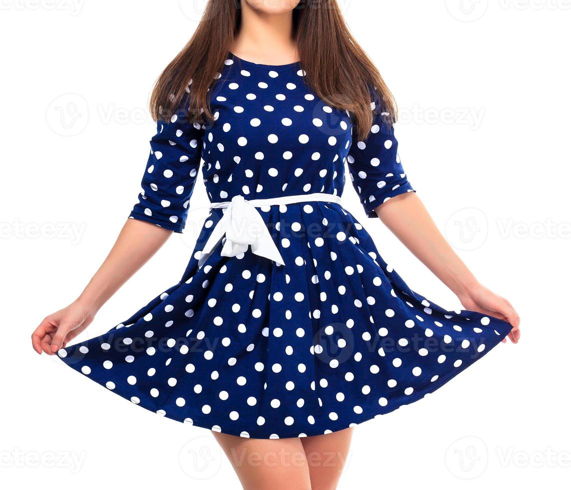 mujer con un vestido con estampado de lunares, aislada de fondo blanco foto