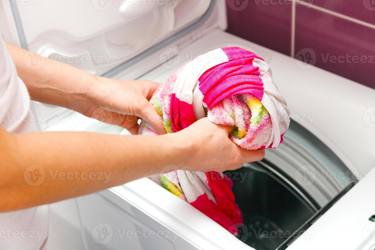 mujer y lavadora foto