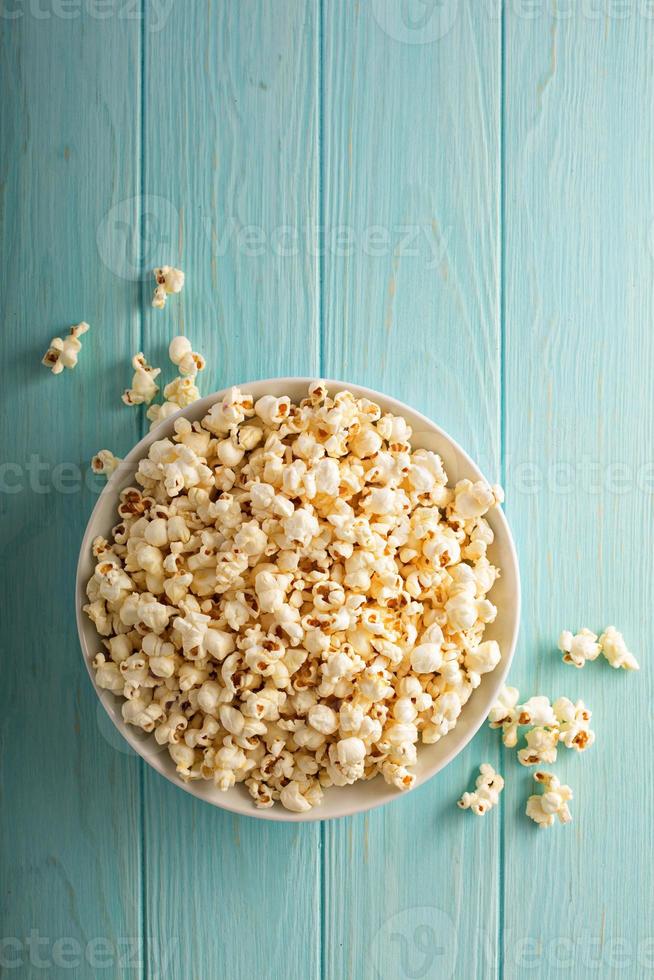 palomitas de maíz con queso cheddar en un tazón blanco foto