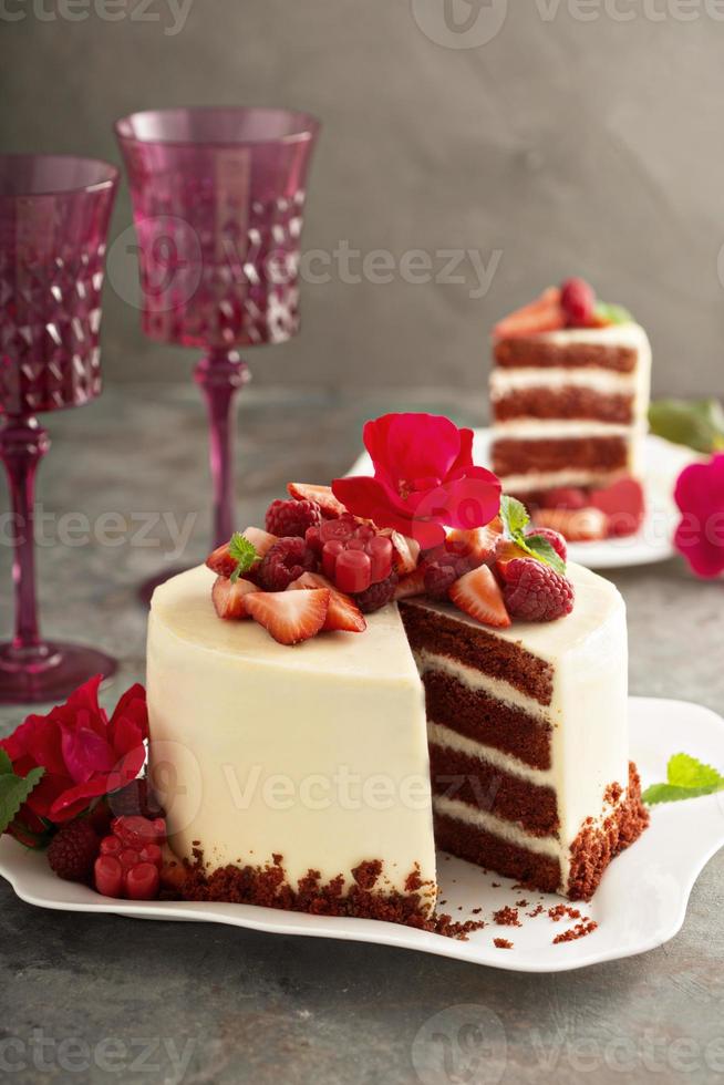 pastel de terciopelo rojo decorado con fresa foto