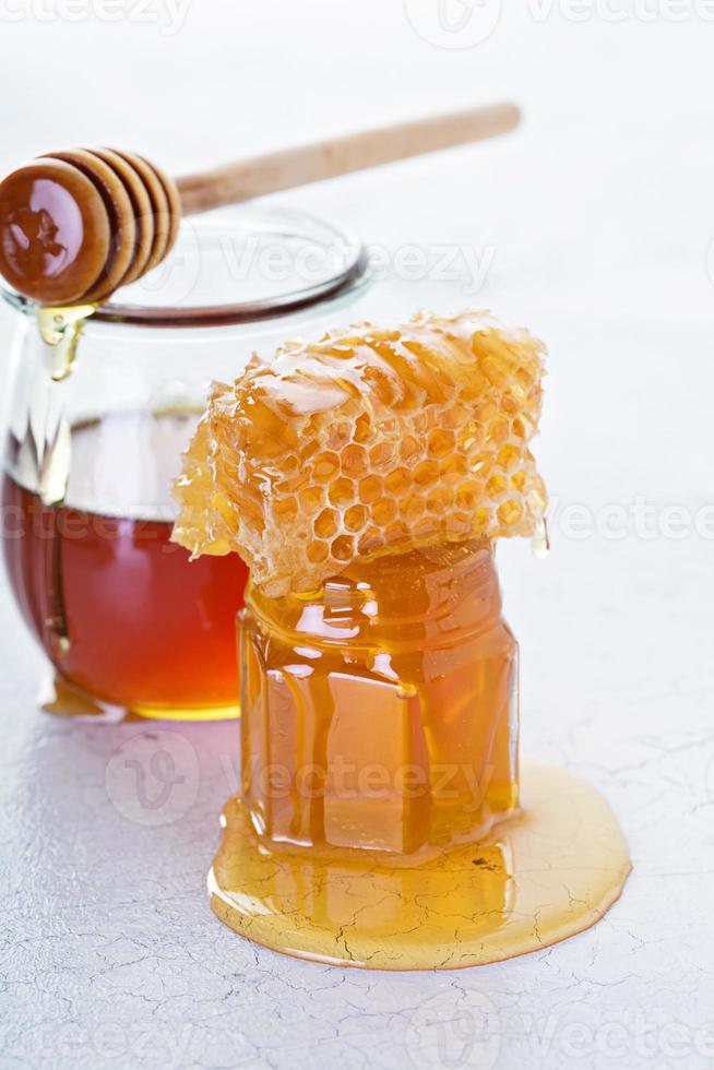 tarro de miel y panal foto