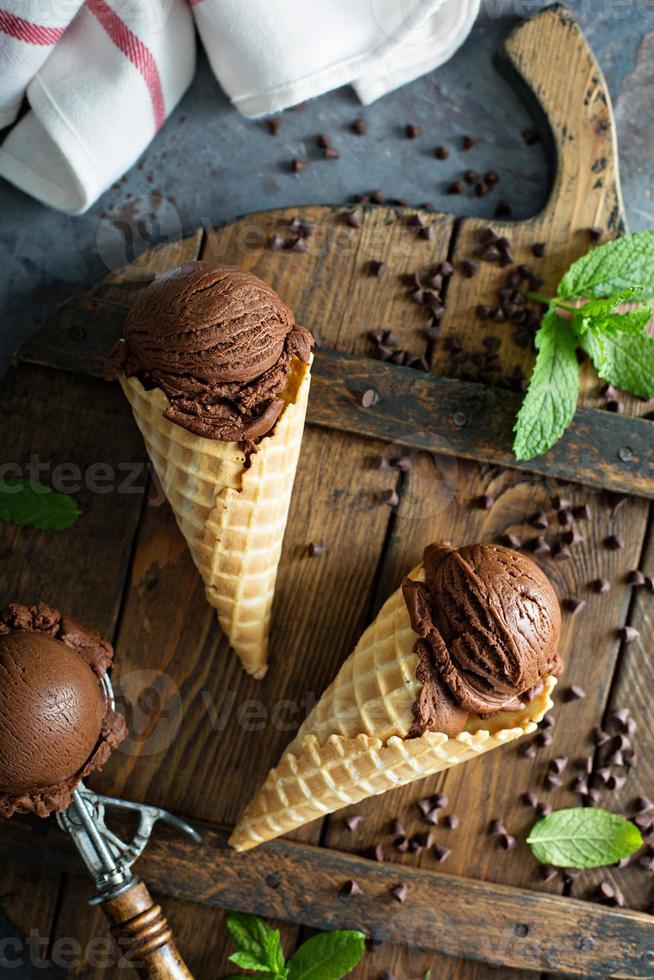 helado de chocolate en conos de gofres foto