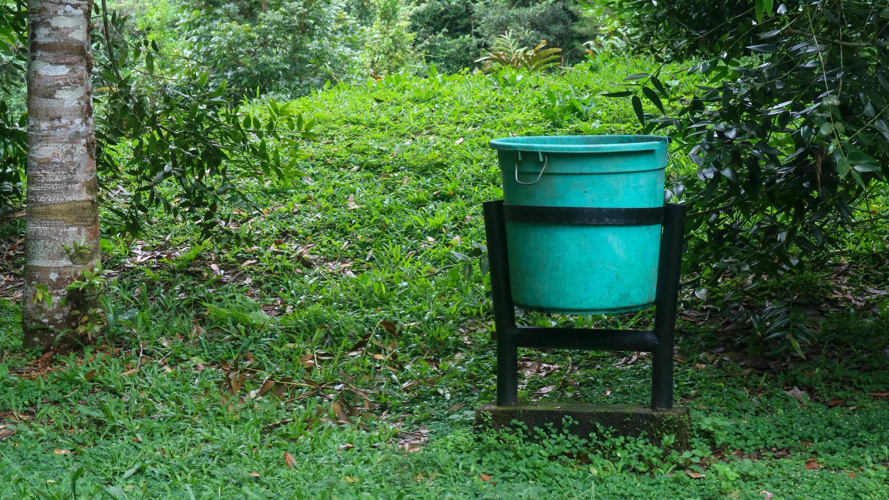 bote de basura verde en lugar turístico foto