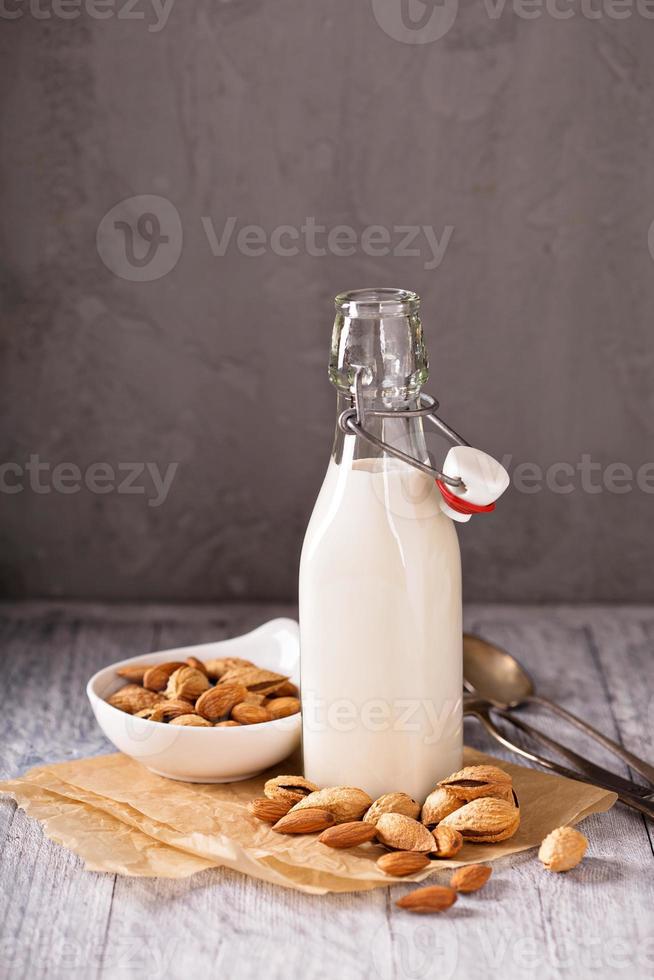 leche de almendras casera en botella foto